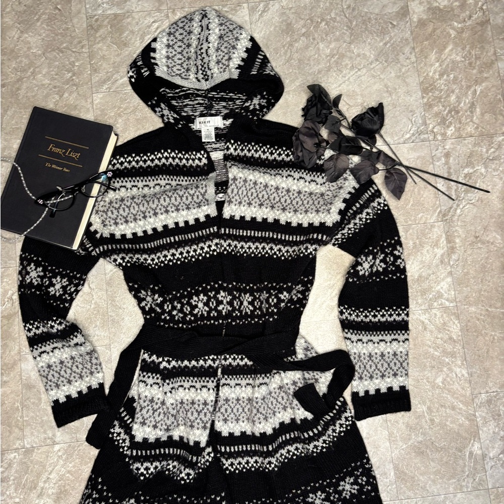 Stylish Black and White Patterned Hooded Cardigan